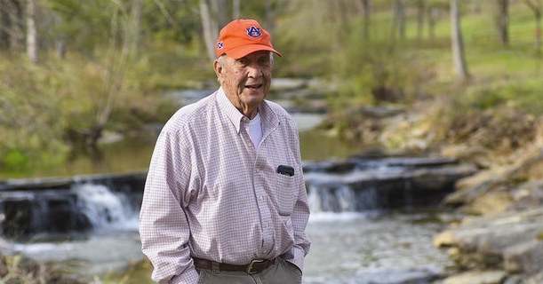 Read more about the article Auburn University signs deeds for donation of Coach Dye’s Crooked Oaks Farm