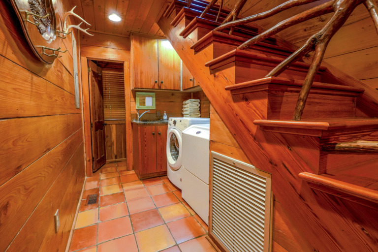 Crooked Oaks Lakehouse Laundry