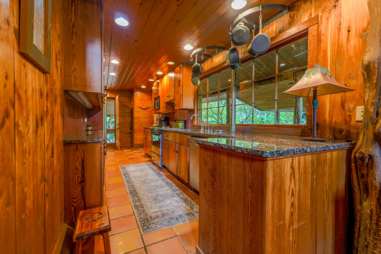 Crooked Oaks Lakehouse Kitchen