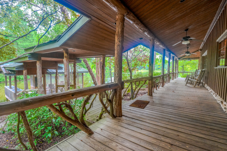 Crooked Oaks Lakehouse Porch and Screen Room