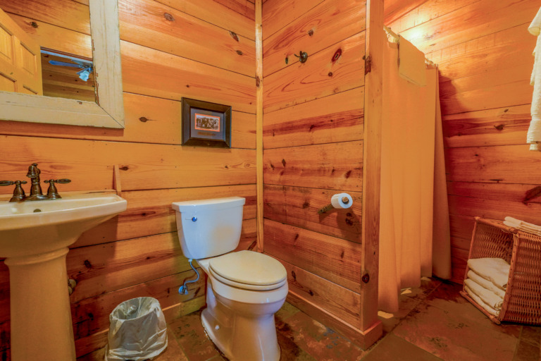 Breezeway Ensuite Bath 1