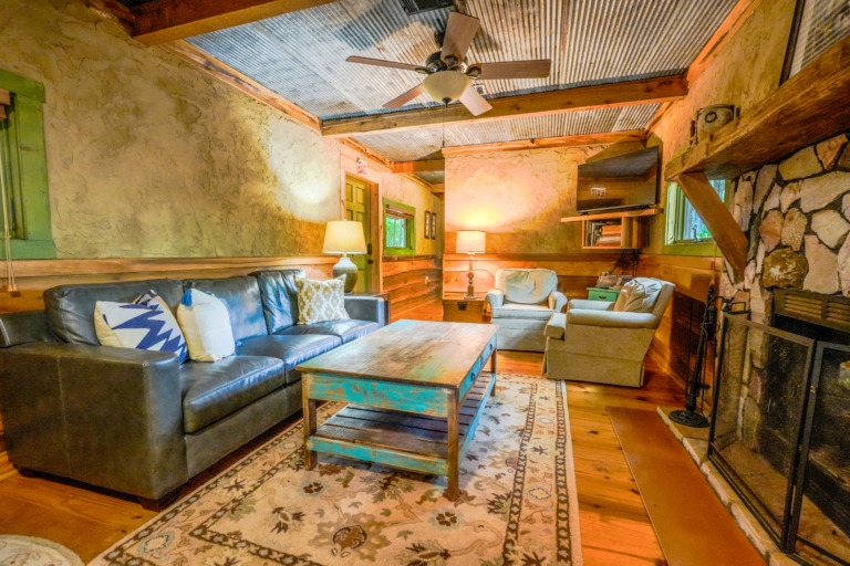 Crooked Oaks Cabin Gathering Room