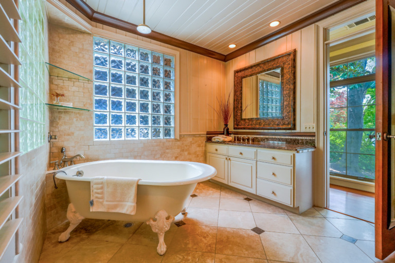 Crooked Oaks Dockside Cottage Luxury Bath