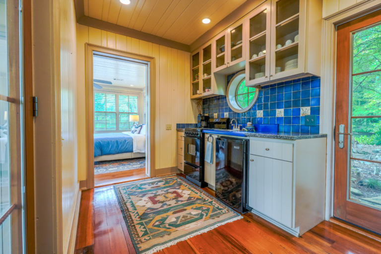 Crooked Oaks Dockside Cottage Kitchenette