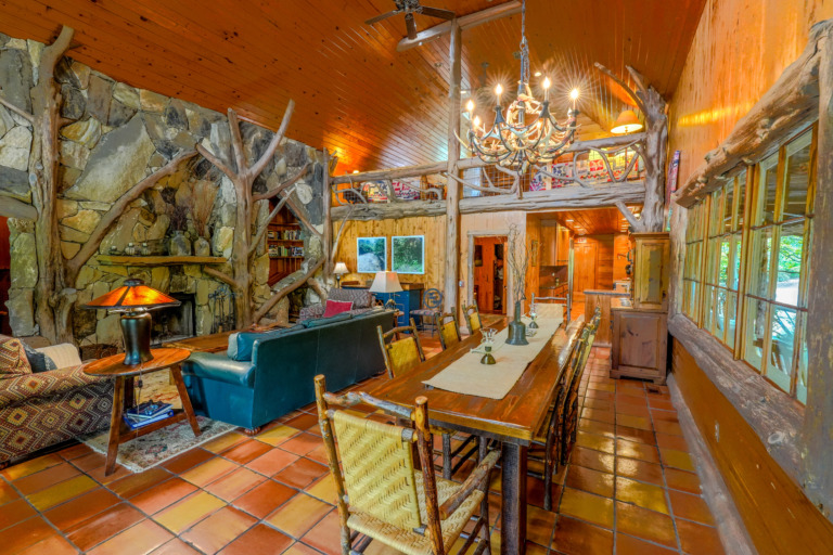 Crooked Oaks Lakehouse Gathering Room