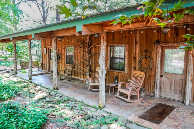 Crooked Oaks Stable Suite Exterior Porch