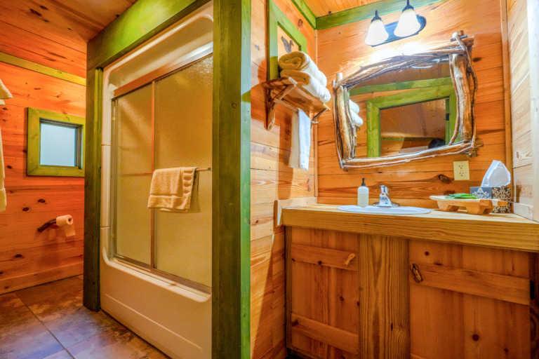 Crooked Oaks Cabin Woodland Bath